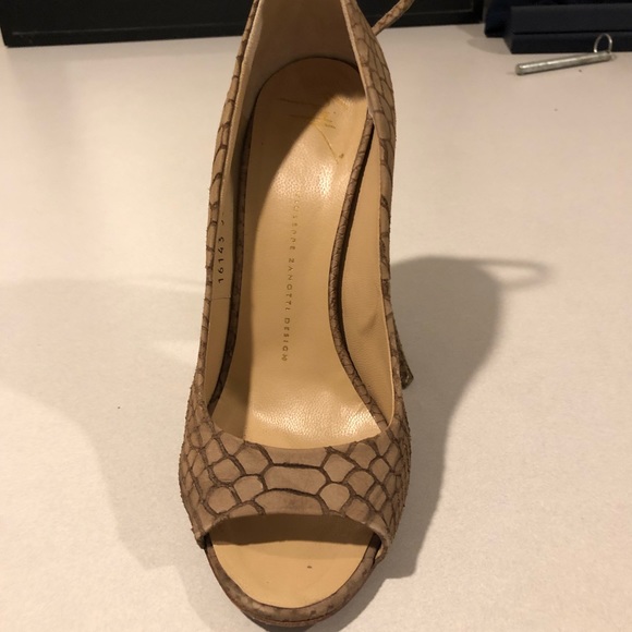 Guisepee peep toes with stacked heel. - Picture 2 of 4